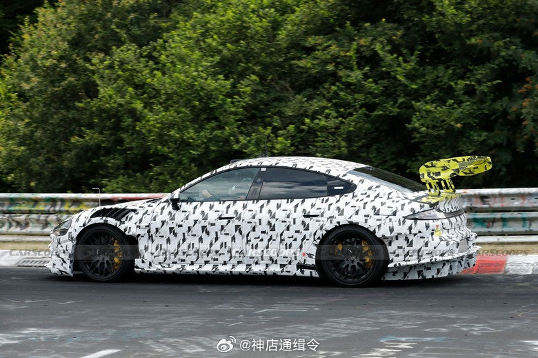 China's Porsche纽北谍照：新一代 SU7 Ultra

纽博格林北环拍到两台伪装测试原型车，定位是比现款 SU7 Ultra 更强的极限赛道版本，核心目标是夺回被保时捷 Taycan Turbo GT Manthey 夺走的纽北量产电动车圈速纪录。

#汽场全开# #大v聊车# #小米汽车# ​