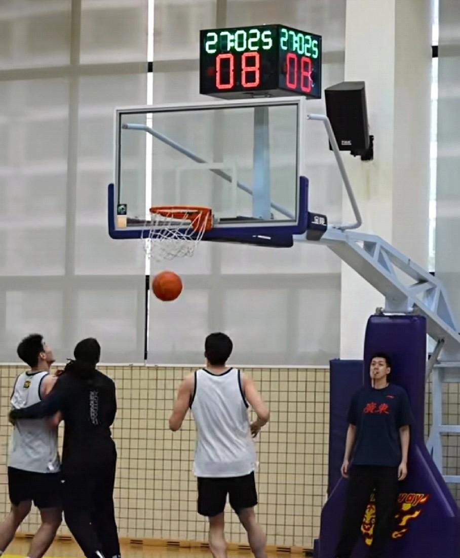 广东男篮最近的训练课有点不一样，杜锋指导把常规的热身环节直接取消，改成...