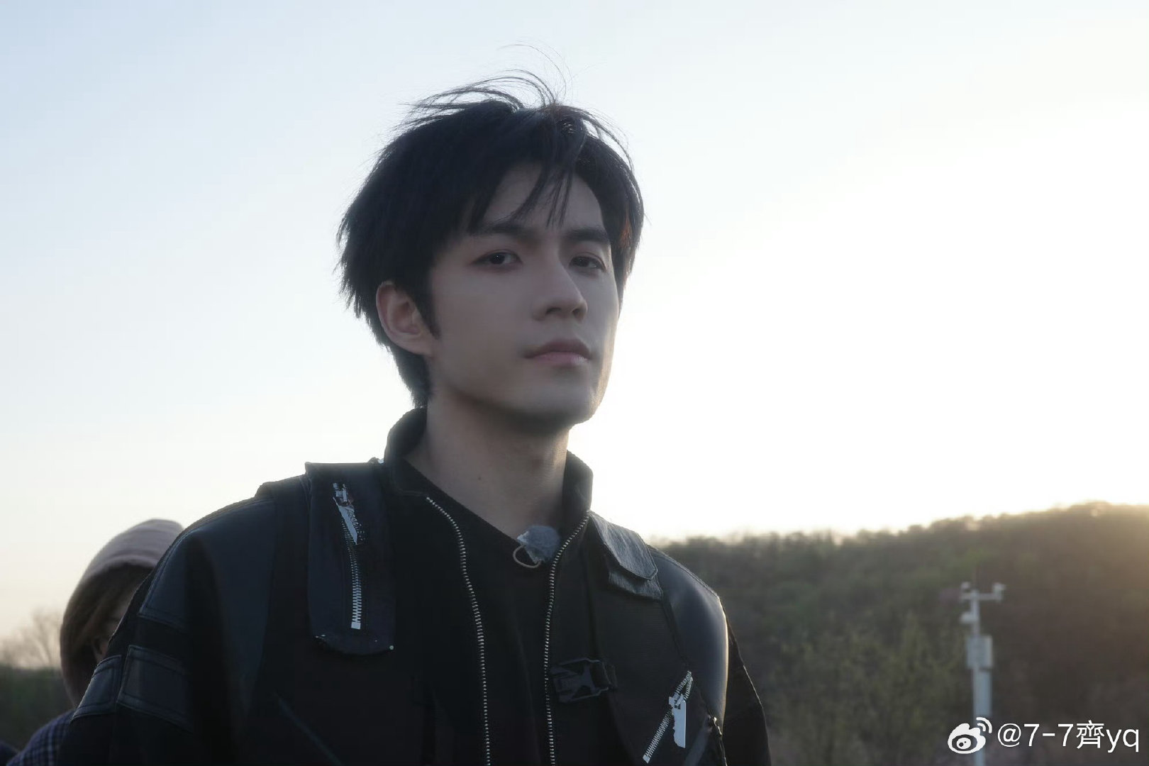 #张颜齐[超话]#  zyq#张颜齐新专辑山和故人# zyq#张颜齐宇宙帮帮忙# 

于人间自在思索，把心声融进旋律慢慢诉说

​