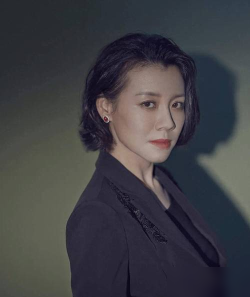 离谱！51岁郭晓东给58岁郭涛演大哥？
网友都笑刚开播的《生逢其时》选角年龄错位，闹了半天是大家误会了辈分。
郭涛和刘琳演夫妻，本来就是剧组故意安排的。
俩人早就在《父母爱情》搭档过，是观众认准的国民爸妈，天生适配年代剧，镇得住场子。
郭晓东演的不是郭涛亲哥，是换子事件里另一家的大家长，论辈