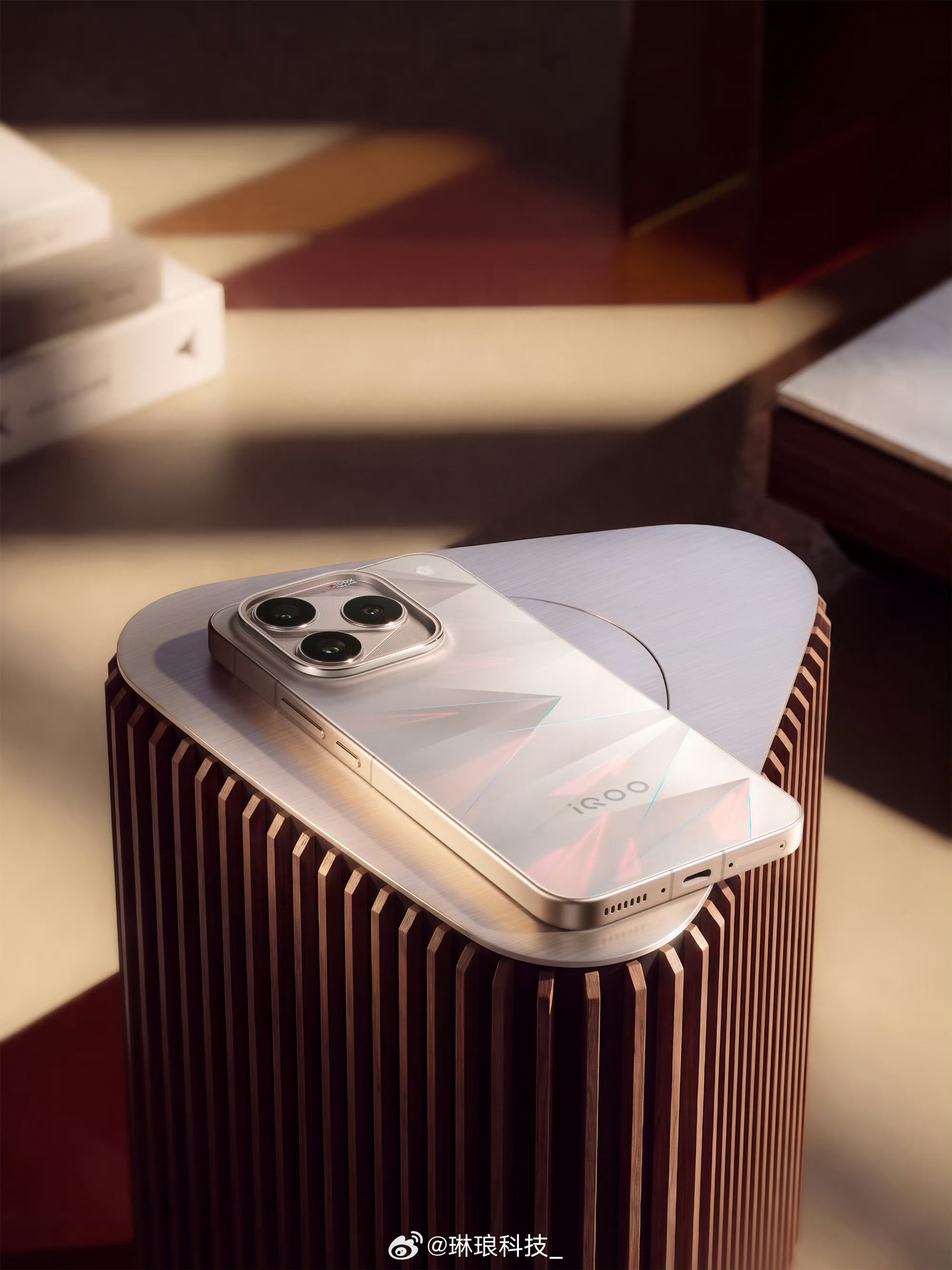 #iQOO16#iQOO16全新配色「逐光」，这个配色寓意还有深意，寓意向着光不断探索、超越自我，做自己的光。
 
看到这次背壳用了激光全息成像技术，四重精密工艺，转动机身，红蓝流光会交错流动，光影效果很有科技感，不同角度看都立体好看。
光看描述已经很期待真机上手了，你们喜欢这个逐光配色吗？ ​