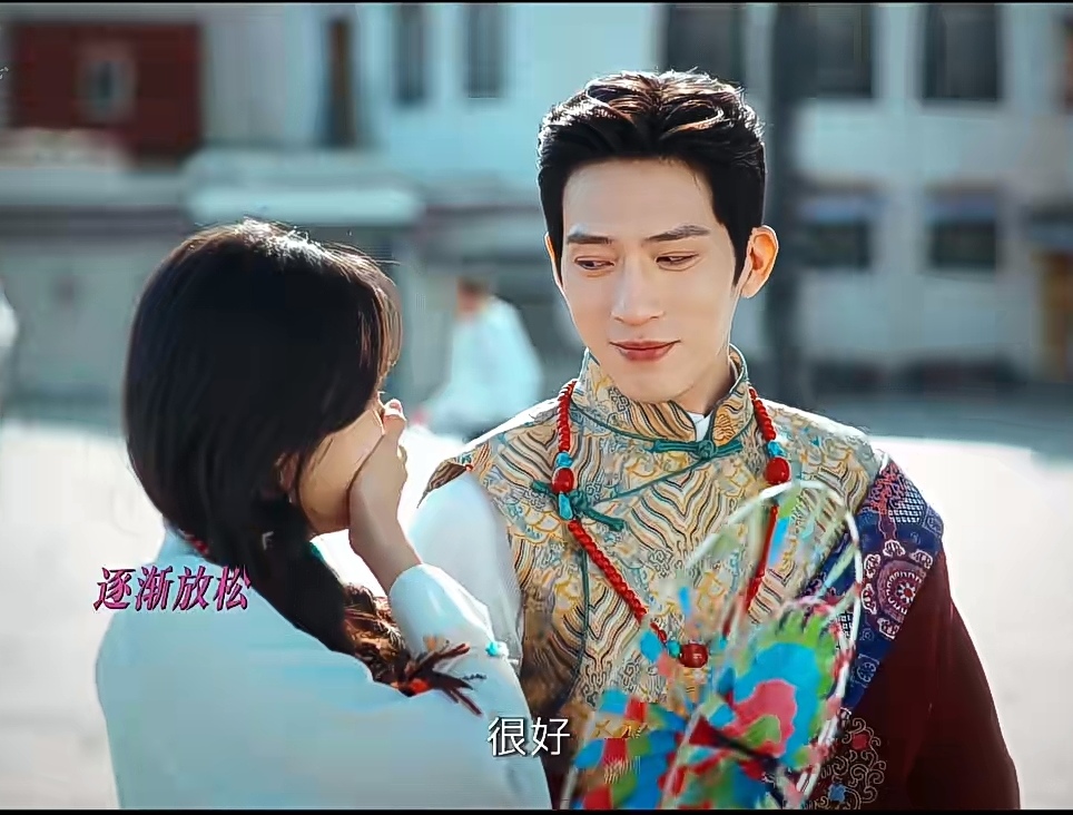 栾念为什么全网圈粉？成年人顶级的松弛，真不是摆烂

 最近我们办公室彻底被井柏然圈粉，午休聊、下班刷，
每天都在讨论他独特的气质。尤其是他饰演的栾念，活出了无数打工人最向往的样子：温柔但有底气，通透却不佛系。遇事沉稳淡定，看淡得失却不敷衍生活，拼命努力，却从不会自我内耗。
 
很多人一直误解了成年人