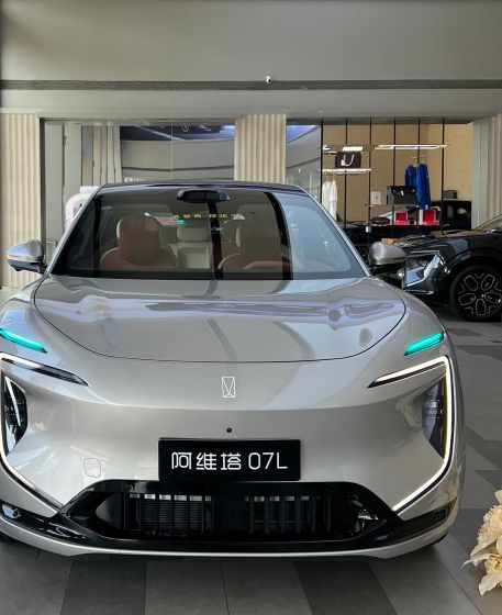 4S店试驾阿维塔07L：电门踩下去那一刻，才知道什么叫动力储备
提前在4S店约了试驾，路线包含一段城市拥堵路段和一段快速路，这次重点感受动力和操控。
起步阶段，电门响应线性，动力来得不窜，堵车跟车很轻松。上了快速路中段再加速，动力随叫随到，超车干脆利落，底气很足。转向手感偏轻但指向准确，虚位不大，日