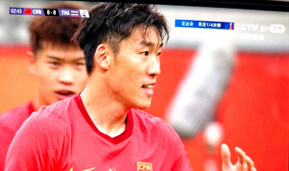 抽筋下场被群嘲？他咬碎牙把球砸进禁区，直接终结悬念。

对阵泰国，朱辰杰一脚爆射被对面门将死死按住。全场叹息还没落下，他转头就在禁区高高跃起，一记头球摆渡，硬生生把球砸到张玉宁脚边，3比0锁定胜局。

之前他抽筋被换下，网上一堆人等着看笑话。他没发牢骚，只甩出一句大白话，没拉伤，就是想多跑两步。上届