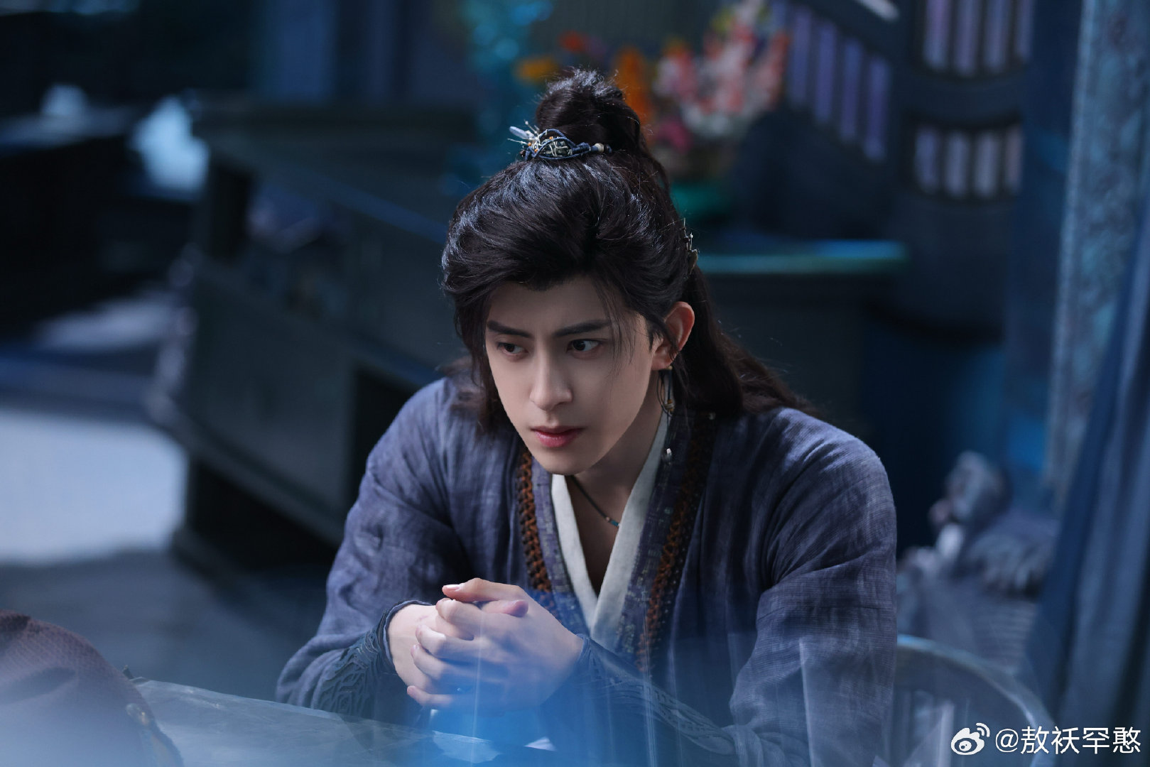 #敖瑞鹏[超话]##敖瑞鹏师兄太稳健#

山野与灯火，江湖与人间。
一面立于苍茫暮色之下，望尽山河辽阔；一面落座宴席之间，体味俗世烟火。
少年侠客的故事，尽在一帧一帧光景里。山野与灯火，江湖与人间。

​