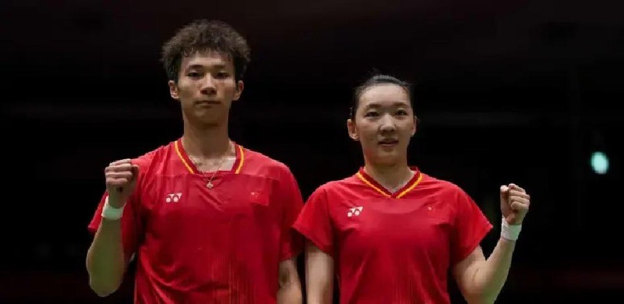 雅思退役后国羽第一冠！蒋振邦魏雅欣13-18落后翻盘印尼黑马，21-8碾压夺金，世界第一却连铜牌都没捂热
名古屋亚运会混双决赛首局，蒋振邦/魏雅欣在13-18落后时连追8分，只让印尼组合西亚纳维/马尔瓦拿到1分，以21-19翻盘。这个场景比第二局21-8的碾压更值得拆解。蒋振邦后场杀球落点从对手正手