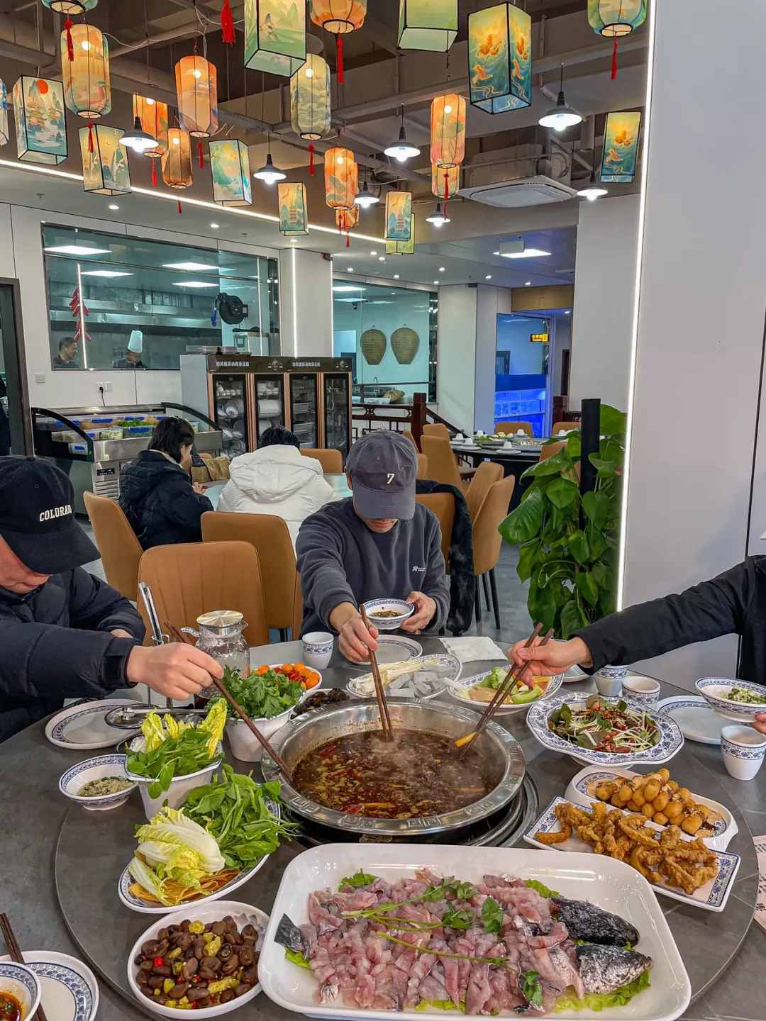 年夜饭就选这儿！边吃生态鱼边唱K