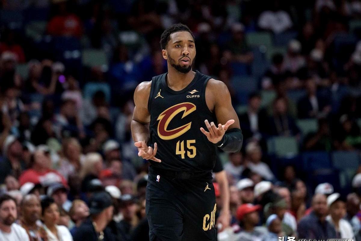 29岁的米切尔，怎么突然就不会打球了？  主场连砍30+，带着2-0的...