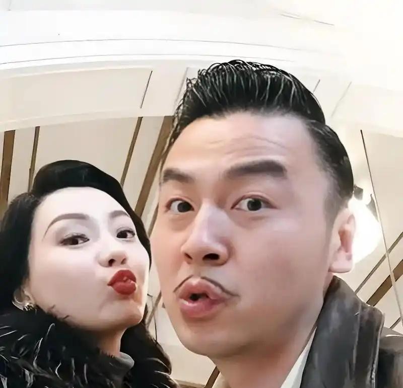 一次，雷佳音跟陈数有一场吻戏，出于尊重，雷佳音问她：“数姐，
演员拍亲密戏之前先沟通，这事看着小，其实挺考验职业素养。雷佳音开口问那一句，问的不是“能不能拍”，
而是把对方感受放在了前面。
很多人以为拍吻戏就是走个过场，镜头一怼、嘴一碰就完事了。真到了现场，灯光、机位、围观的工作人员，
哪个环节都能