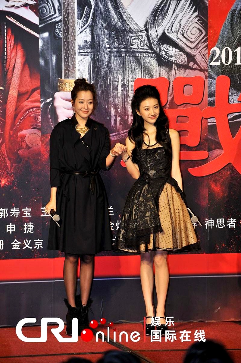 这张同框一出，话题拉满。
景甜和金喜善黑裙合影，气场直接对撞。

合影拍于电影《战国》宣传期，两人都穿黑色；金喜善造型更保守，淡颜、笑得腼腆；景甜穿黑色抹胸裙，整个人灵动俏丽，“人间富贵花”名副其实。

那部片子阵容豪华，景甜担纲女主，金喜善戏份相对不多。

外界当时还盛传投资方与景甜关系密切，路征