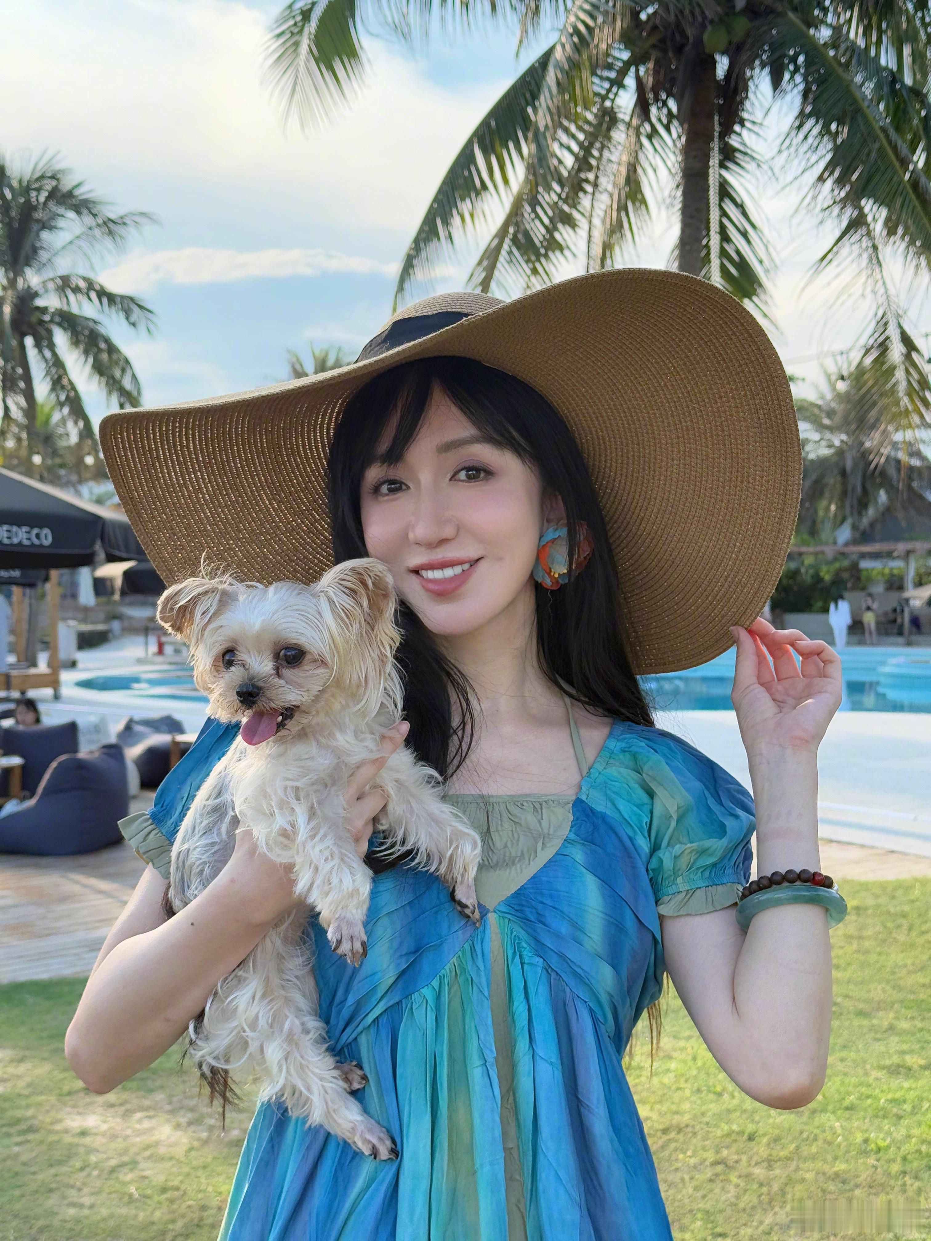 有修狗贴贴，有海风拂面
保持可爱，自在欢喜💙
我的小狗叫猪利[yeah]
#带着狗狗去旅行##跟我沉浸式度假##生活有星意# ​