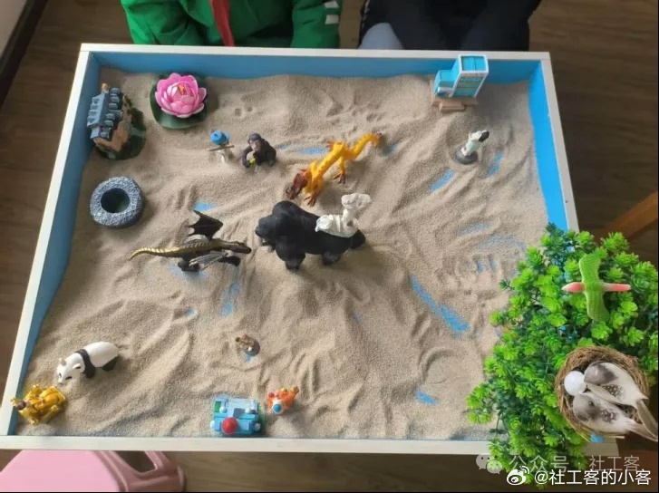 #社工客[超话]##社工案例计划#20260827
双师护未来！学校社工介入校园安全治理的实践路径探索：近年来，国家层面密集出台多项政策文件，对中小学安全教育和未成年人保护提出明确要求。《未成年人学校保护规定》（2021年）进一步强调，学校应当建立未成年人保护工作机制，配备专职或兼职心理健康教育教 ​