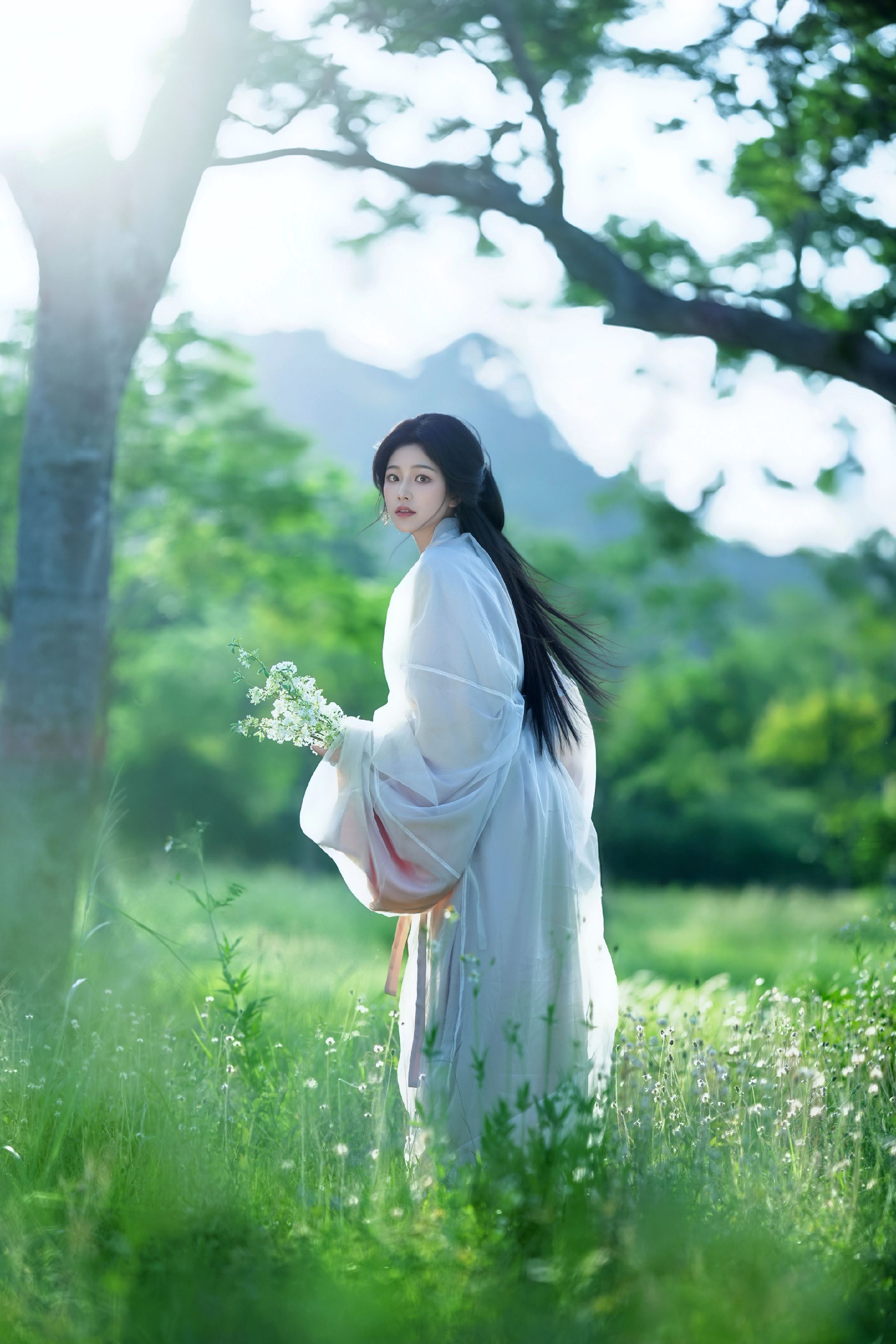 拍这样的清冷风会有人喜欢吗？汕头可约，绿地小野花清冷感！ 出镜小姐姐...