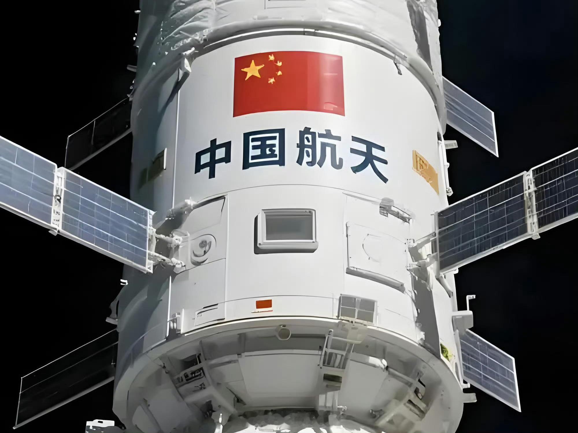 2003年杨利伟在神舟五号里经历的那26秒低频共振，像极了在没有卫星电话的情况下闯塔克拉玛干沙漠。
那时候，中国航天是在一片“万古洪荒”里单点突围，靠的是孤勇和机械的韧性。
如今再看这些“首次”，从神舟五号的21小时到神舟二十三号的365天驻留试验，这不仅仅是时间的拉长，更是给国家在太空这片 ​