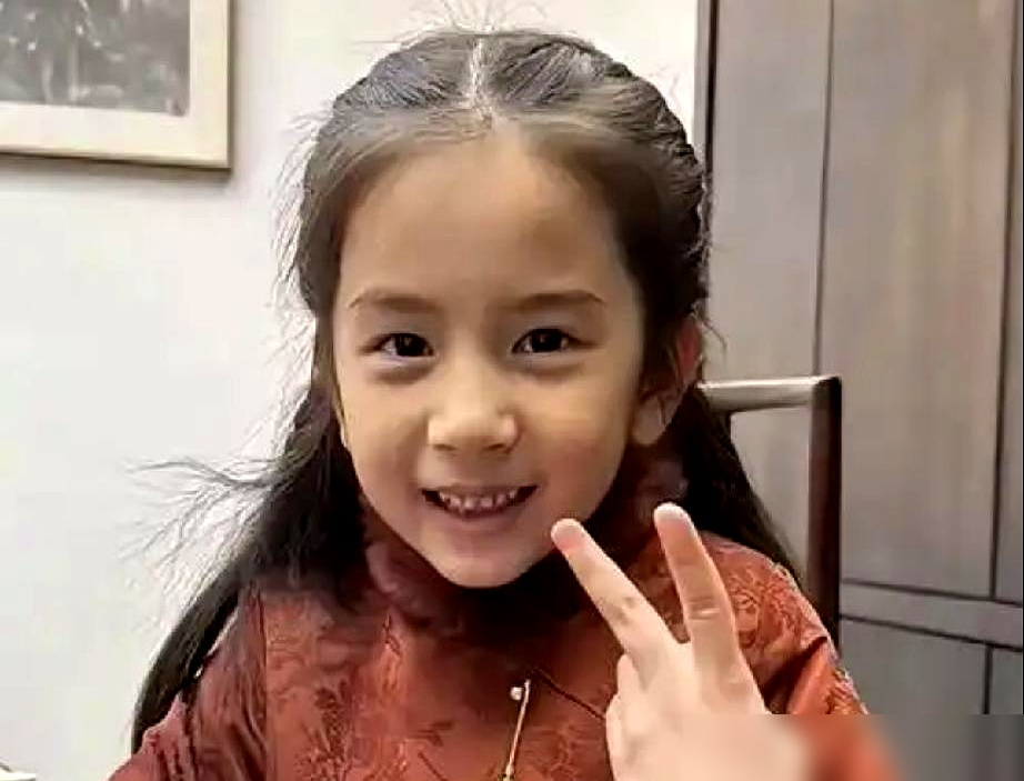 郭富城三胎又是女儿，台下男粉当场喊话你一定生个仔，他第一反应转头看方媛，连连摆手：是粉丝说的，不关我事。
随后补了一句：三个女儿天注定，我很幸福。
这话听着软，实则硬。港媒早前炒他豪掷千金求子，这次又被翻出来嘲没儿子继承财产。可你细看，四大天王清一色生女儿，张学友、刘德华、黎明，谁也没为了香火折