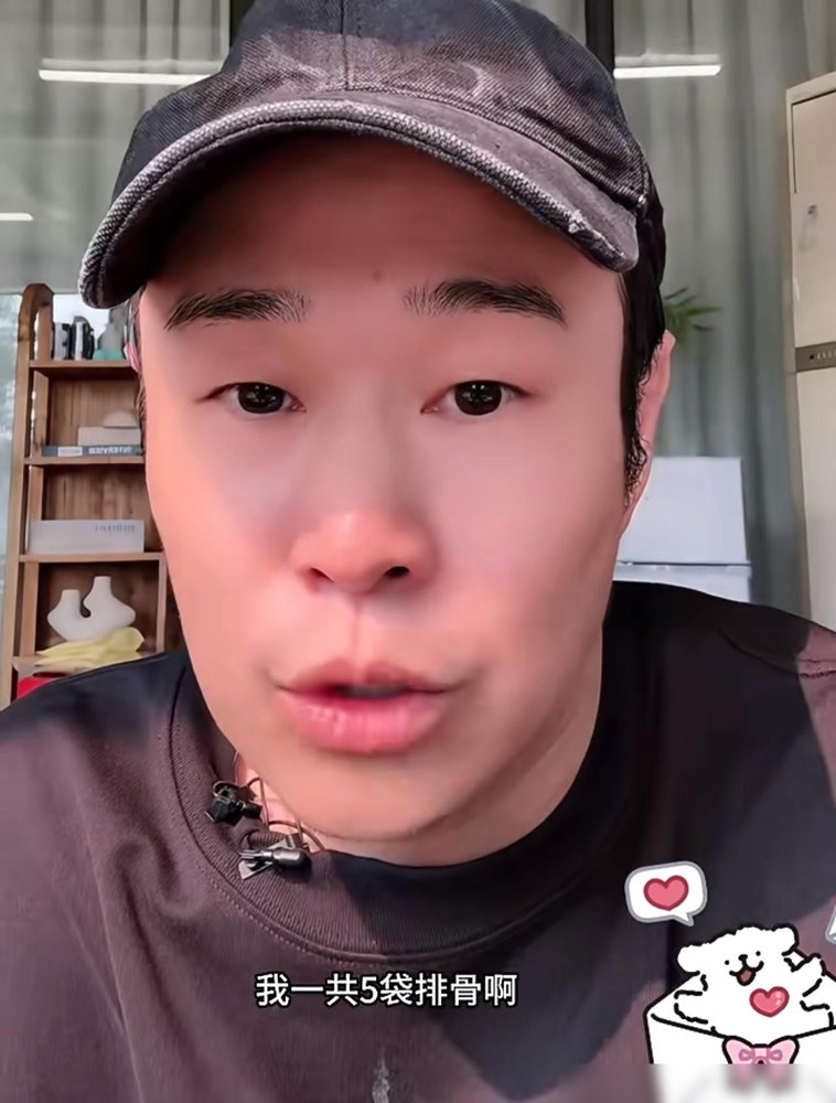 一锅排骨端进去，五分钟，连汤都没剩。小沈阳说《披荆斩棘》训练营里那帮哥哥，跟“少年宫的孩子们”似的，见着肉眼睛都绿了。
他炖的是排骨豆角土豆，东北硬菜，量大管饱。结果刚喊一嗓子“开饭”，人全围过来了。筷子还没拿稳，锅见了底。
这帮人台上一个个西装革履，台下抢起饭来，谁也没比谁体面。
小沈阳自己