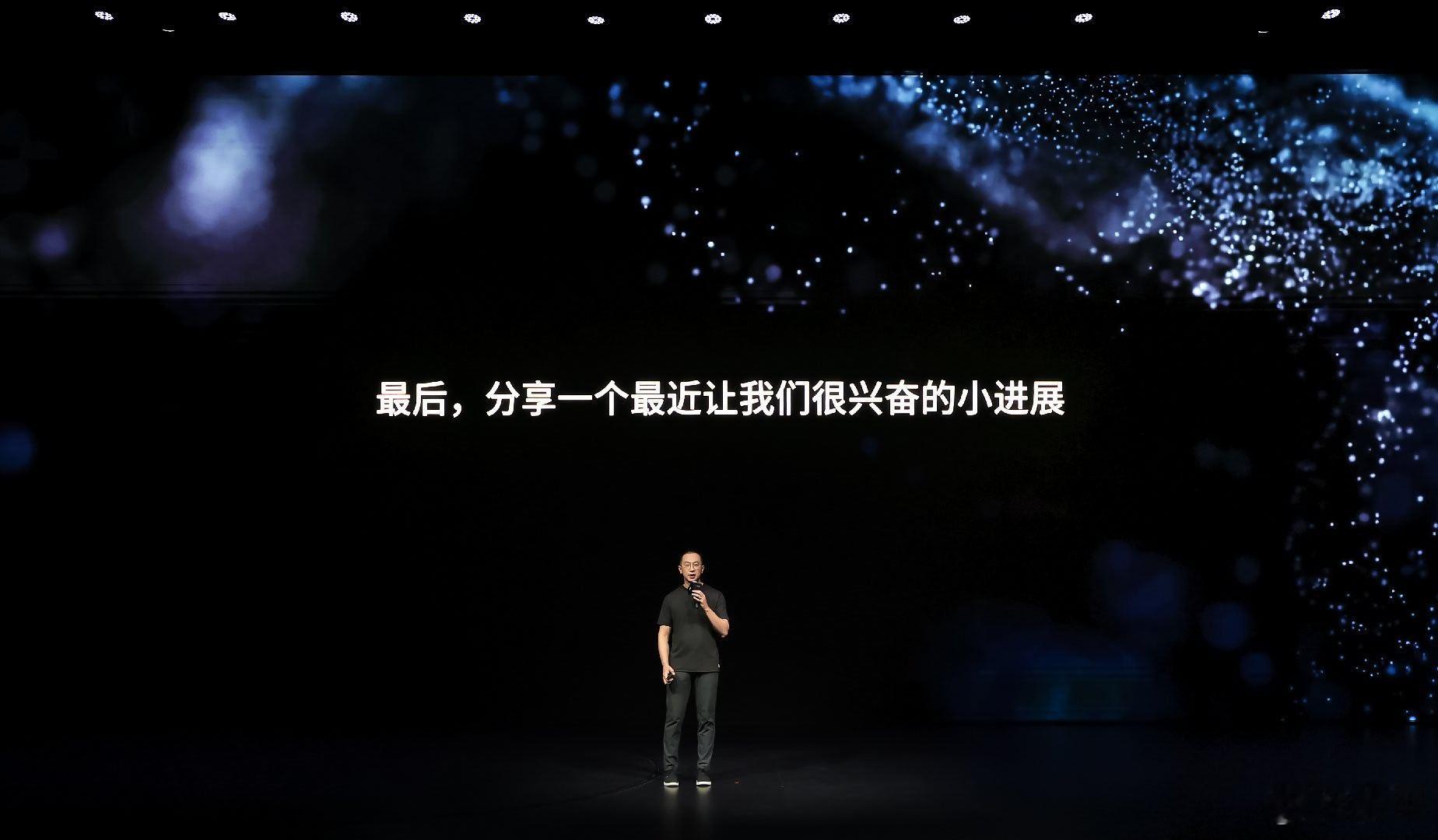 #小鹏第二代VLA首次模型重大升级##小鹏高管称一套AI底座打通汽车和机器人#  

One Infra, Two Products
一套AI底座打通汽车和机器人

从汽车到机器人，同一个基座模型，正在学会控制不同的本体。小鹏通用人形机器人IRON搭载3颗图灵AI芯片，有效算力高达2,250 TOPS，小鹏物理世界基座模型已实现端侧部署 ​