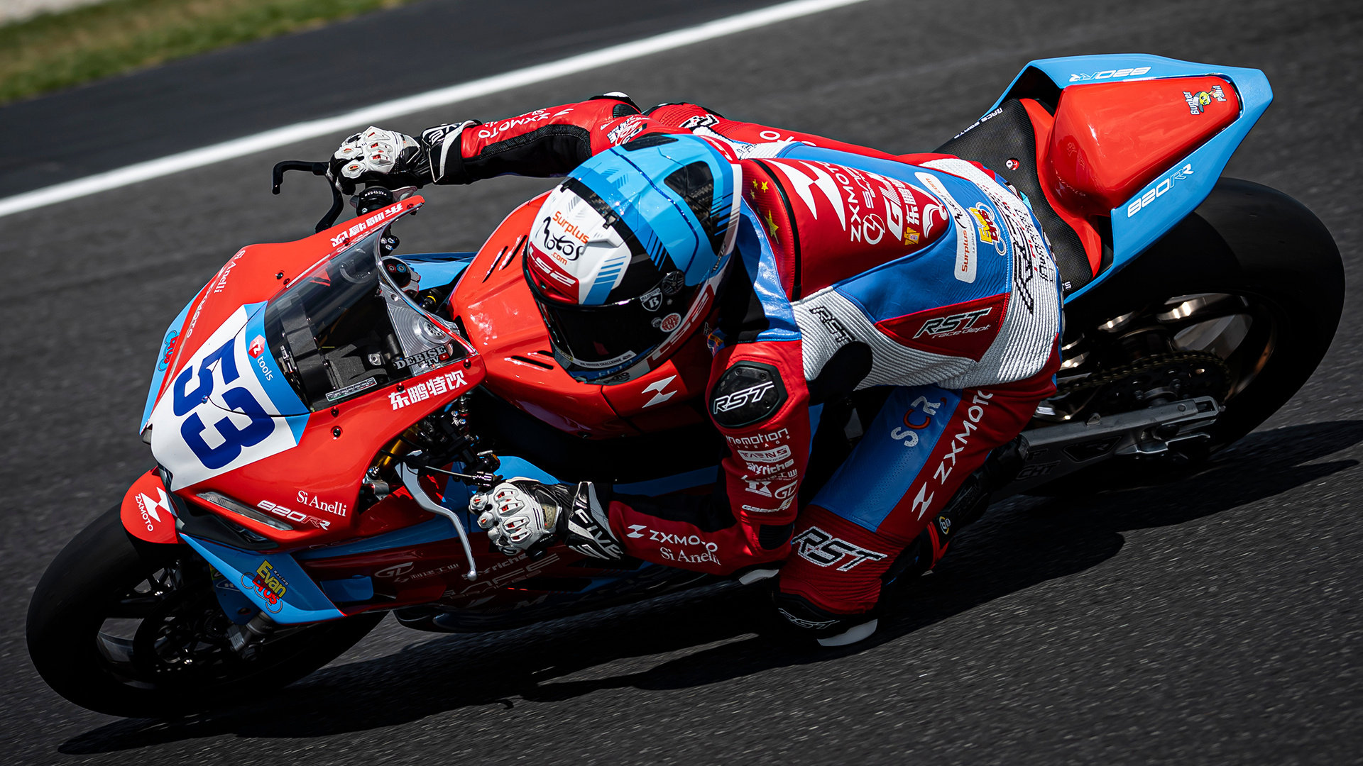 #张雪机车德比斯超越11位对手# 
WSBK埃斯托里尔站SSP组首回合正赛，张雪机车德比斯第17位发车，凭借精彩发挥最终获得第6名。明天第二回合正赛，德比斯将从第3位头排发车！ ​​​​仍有希望冲击领奖台！优酷体育将继续为您带来本站赛事的直播，欢迎关注！ ​