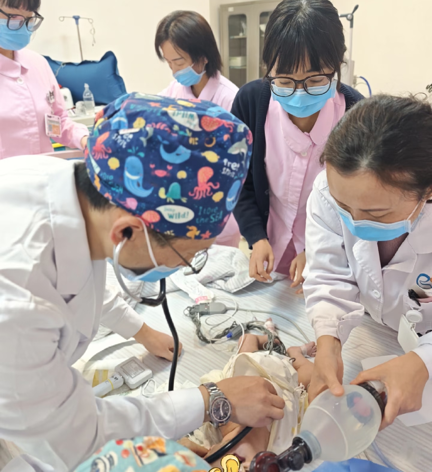 浙江一家医院急诊产房，一名孕妇紧急分娩，孩子刚落地，产房瞬间陷入死寂。
是个男宝宝，闭着双眼，小脸软软的，看着特别可爱。可任凭医生反复拍打刺激，孩子一声不哭，胸口没有半点起伏 ——**没有自主呼吸。**

主产医师立刻开展抢救，清理口鼻、刺激呼吸，所有标准复苏动作全部做完。
一分钟，两分钟…… 监护