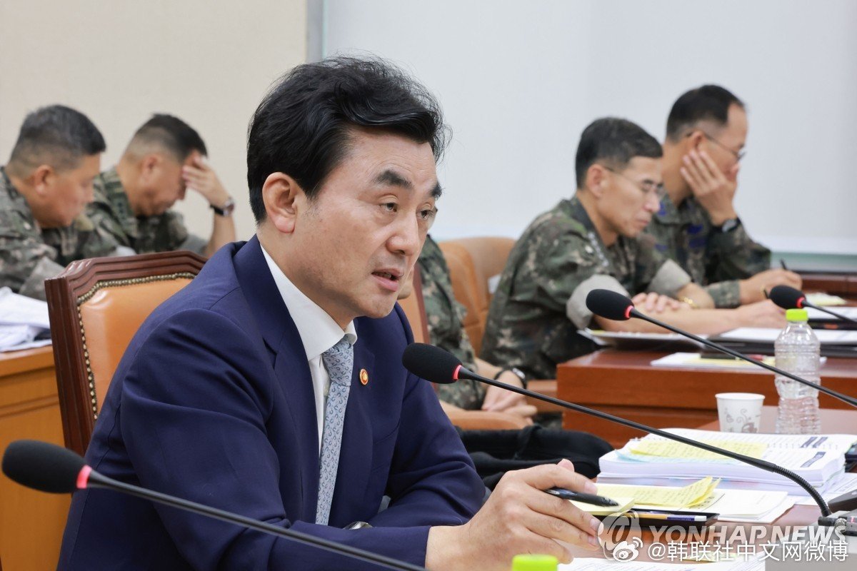 【韩防长：韩方估计朝鲜拥有80至120枚核武器】#朝鲜时讯##半岛局势# 韩国国防部长官安圭伯20日表示，韩方认为朝鲜大致拥有80至120枚核武器，但由于相关信息敏感，难以透露准确数量... ​