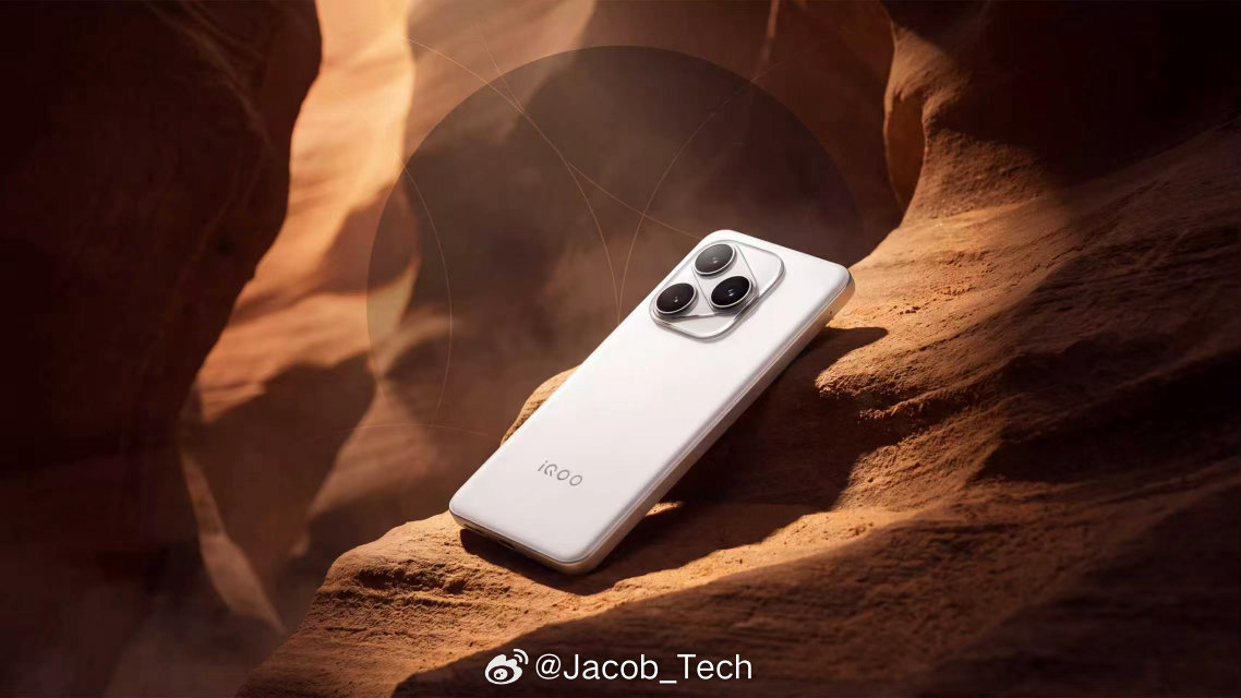 哦？iQOO 16图曝光啦？
这个Deco模组还蛮有意思的窝，感觉辨识度直接给拉满咯[举手][举手]而且明显能看到中框做了圆润的处理，那握持手感估计又好了不少窝[并不简单] ​