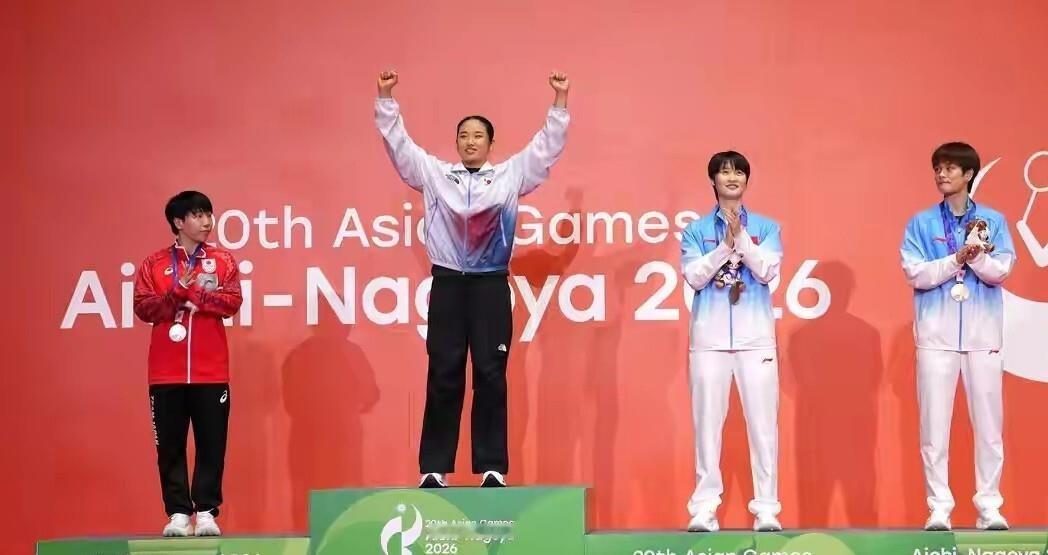 亚运羽毛球最大赢家不是安洗莹，而是唯一双冠王魏雅欣。她跟着中国女队拿下女团金牌，又和蒋振邦搭档混双登顶，两块金牌实打实挂脖子上。赛前谁聊双冠王会提她？都在说安洗莹、陈雨菲、黄东萍。可结果偏偏是这位不被看好的姑娘笑到最后。这事说明一个理儿：团体赛的底气加上混双的默契，比单打独苗更容易出双冠。国羽八枚奖