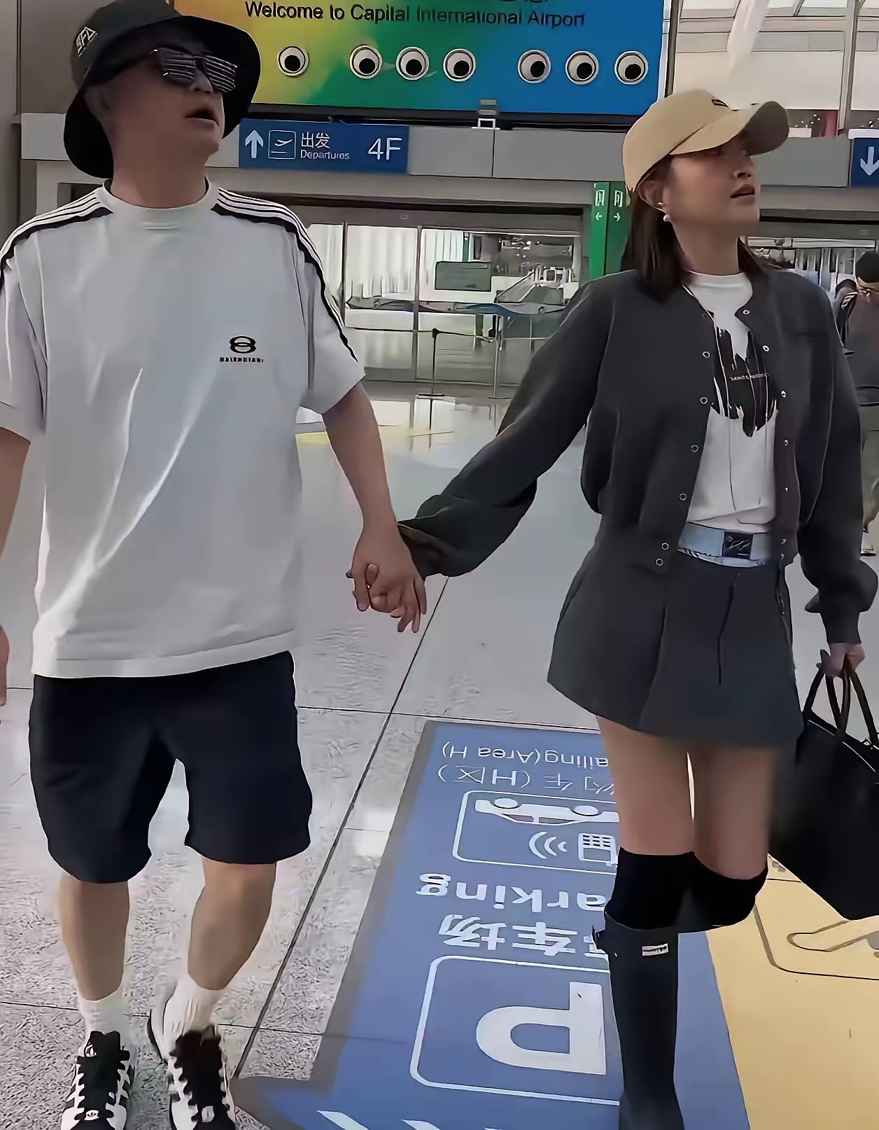 咱就说包文婧是真让人看不懂！风波之后夫妻俩露面，她紧紧拽着包贝尔的手，一刻都不松开。
很多人都疑惑，为啥她一点不介意，反倒这么依赖对方？明明发生了事，最后还是选择原谅。不少人感慨，总能看到女生选择包容，旁人看着都替她不值。
外人很难评判其中的缘由，日子终究是他们两个人在过，冷暖只有 ​