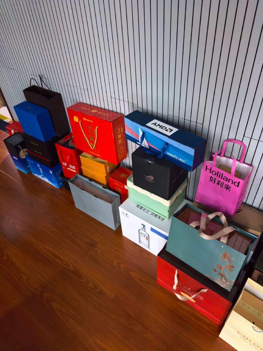 店里聚集了各个工厂来送的礼物，并且已经有一大部分被我们拿走送别人了。
礼物循环。 ​