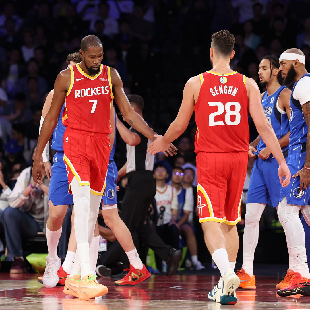 #NBA中国赛##NBA中国赛姚明韦德同框##NBA中国赛2026##NBA[超话]#
火箭球迷应该看得很爽了，中国赛首战，火箭18分大胜独行侠，全场轰下135分，申京三节三双，范弗利特复出17分7助攻，有三分有串联，杜兰特15分，伊森20+9，谢泼德16分，火箭全场三分命中率50%！
两队11日18点进行二番战，欧文有望复出。 ​