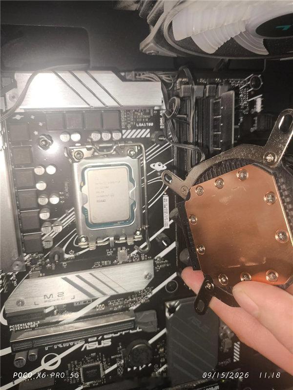 【裸跑3年没硅脂！i7-12700K真能抗：全靠降频保命】一名Reddit网友分享了一起装机事故：一台搭载英特尔酷睿i7-12700K处理器的预装整机，在完全未涂抹导热硅脂的状态下持续运行了3年。这台作为工作室办公使用的主机此前频繁出现蓝屏、运行卡顿故障，检修后才发现CPU与一体式水冷散热器之间没有硅脂。 ​