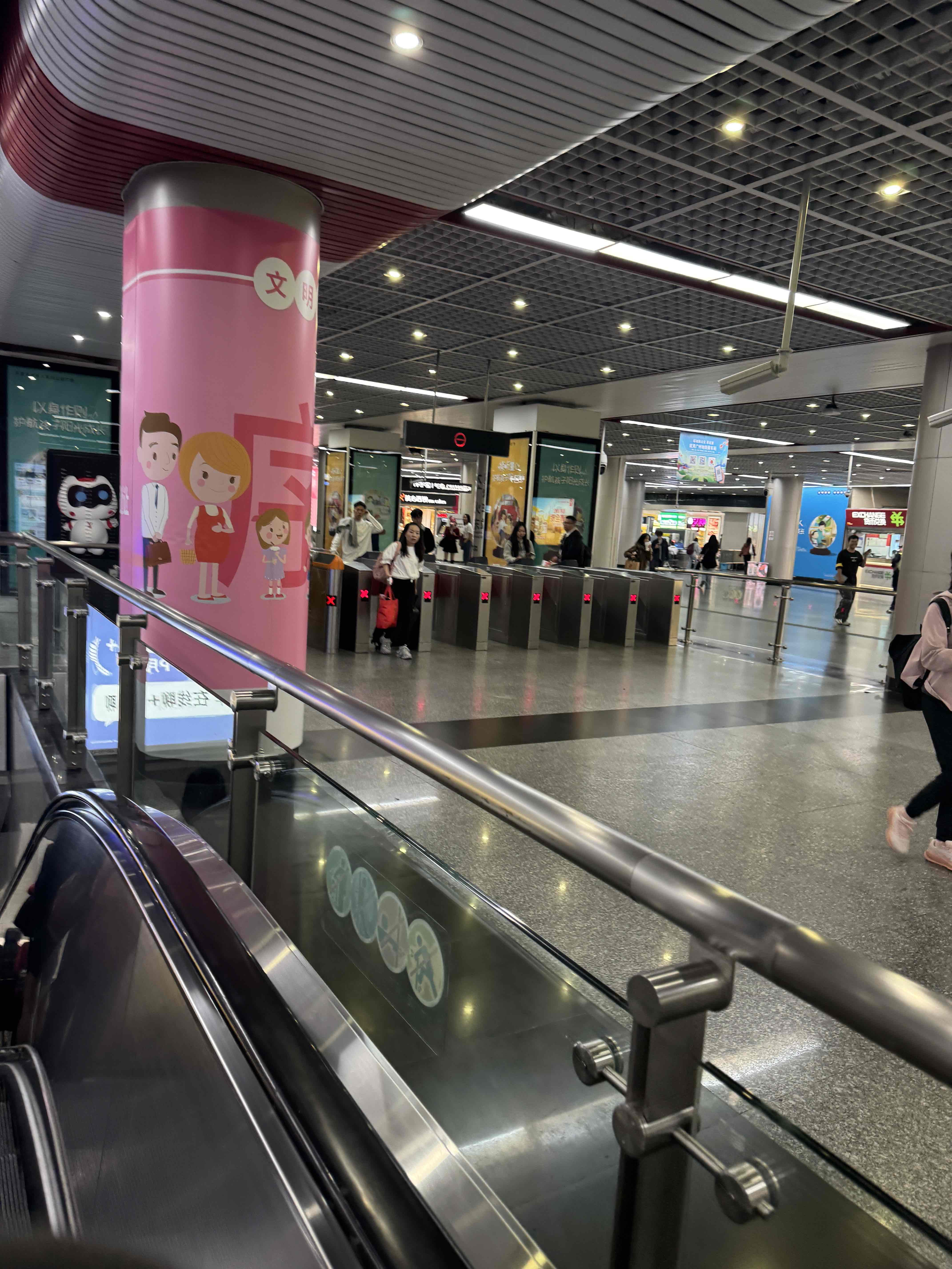 今天从广州东站岀来，坐地铁，可以直接进去过闸机，竟然没有安检，广州的火...