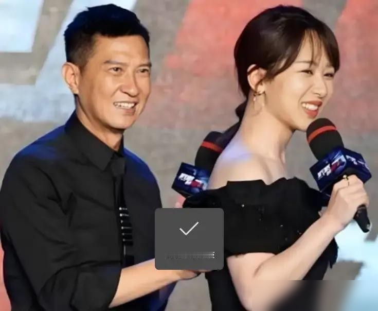 杨紫26岁那年，在片场跟张家辉说我是内地最红一线女星，影帝当场愣住，只回了句现在知道了。
这不是炫耀，是破冰。封闭片场拍悬疑戏，气氛压抑得要命，她故意用这种自黑式玩笑活跃气氛。但前辈不接茬，戏外零交流，连私下吃顿饭都婉拒，直接让助理给全组订外卖。
转折在一场摔玻璃的戏。杨紫坚持不用替身，实打实往