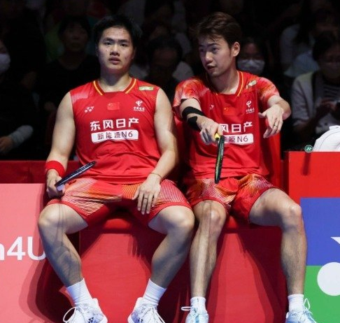 梁王组合#2026年名古屋亚运会# 赛后复盘，“今天我们两个人进入比赛的节奏不对。不是说状态不好，而是节奏不对。主要体现在场上的速度、连贯以及对场地空间的利用上，没有完全发挥出来。”

“后半段我们其实找到了自己的感觉，状态也还可以，包括落后很多分的时候连续追了五六分。那时候我们找到了比 ​