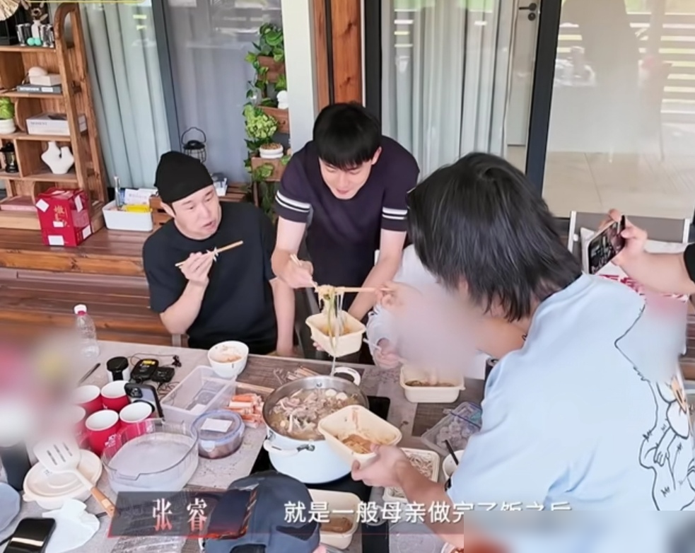 一口酸菜下肚，张睿直接冲小沈阳喊了声阳妈，满屋人当场笑翻。
《披荆斩棘》宿舍吃火锅，小沈阳端出自己腌的东北酸菜。张睿尝了一筷子，说吃出了妈妈的味道，脱口就是阳妈。艾热、王以太、曾辉立马接梗，这称呼算是焊死了。
小沈阳也不恼，锅里捞着蟹棒挨个招呼：来把这蟹棒吃了，老了不好吃了。张睿在旁边帮腔：对，