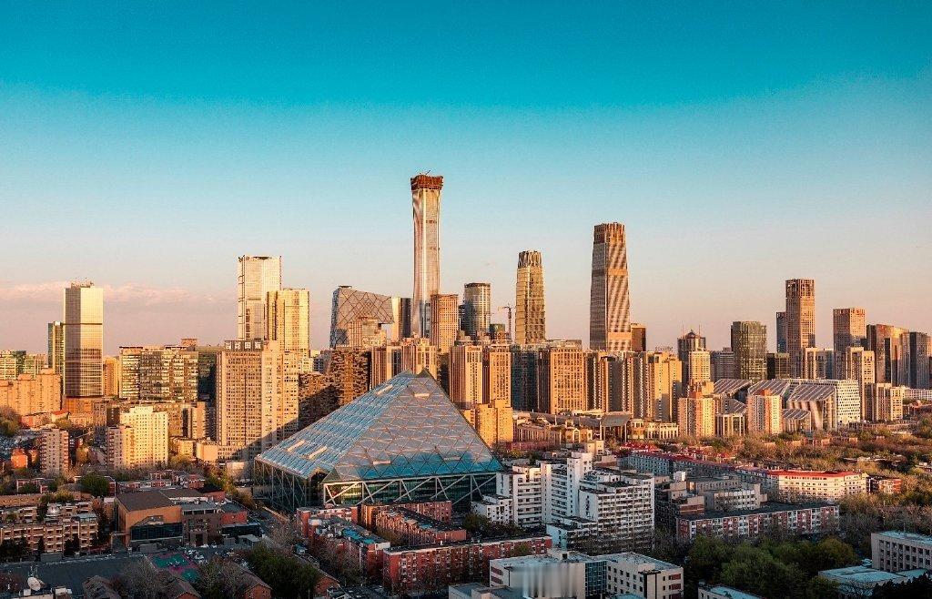 世界最强十大省、州经济排名，中国四省上榜。（截止2025年数据，全部换算成美元，人民币兑美元按照6.8:1计算）第十名，美国伊利诺伊州，GDP约1.21万亿美元第九名，中国浙江省，GDP约1.39万亿美元（9.45万亿元人民币）第八名，中国山东省，GDP约1.52万亿美元（10.31万亿元人民币）第七名，美国佛罗里达州，GDP约1.83万亿美元第六名，中国江苏省，GDP约2.09万亿美元（14.23万亿元人民币）第五名，中国广东省，GDP约2.14万亿美元（14.58万亿元人民币）第四名，美国纽约州，GDP约2.47万亿美元第三名，英国英格兰州，GDP约2.6万亿美元第二名，美国得克萨斯州，GDP约2.94万亿美元第一名，美国加利福尼亚州，GDP约4.1 万亿美元