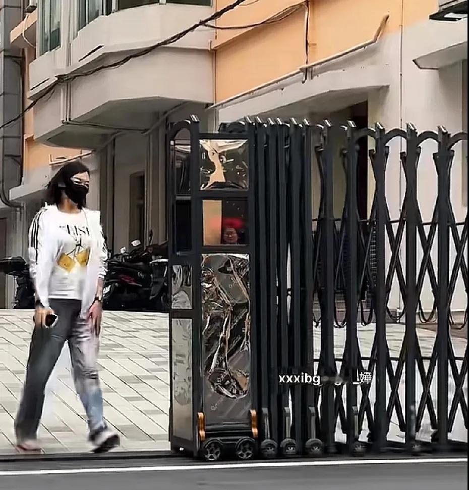 胡明轩妈妈来到广东宏远俱乐部看望自己的儿子啊，胡明轩的妈妈真是漂亮，文...