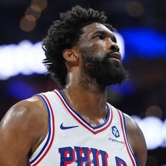 詹姆斯说他加盟76人的一个原因是，想帮助恩比德拿到第一个NBA总冠军，该做的都做了，该拿的都拿了，只差冠军了。 ​
