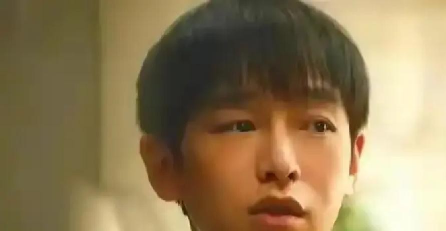 谍战大剧交锋终于迎来大结局，剧情确实挺抓人，但说句实在话，剧里有三个角色真是让人越看越憋屈，简直成了追剧路上的绊脚石

首当其冲的就是彭昱畅演的何春晓。凭良心讲，彭昱畅这次的演技基本没拉胯，把角色从青涩小伙到挑大梁的蜕变演得很到位。毁就毁在这个人设太招人烦了。毛还没长齐呢，就开始一天到晚疑神疑鬼。你