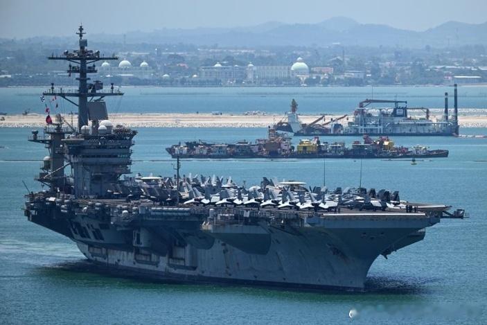 据法新社报道，载有数千名士兵的美国“林肯”号航母于周日（9月6日）离开泰国。此前，该航母在海上航行200多天后，于当地时间9月2日驶入泰国林查班港，有媒体称这是它自去年11月开启部署以来的首次完整靠港休整。
报道称，“林肯”号于当地时间6日上午11时许从林查班港离开。报道说，此次“林肯”号停 ​
