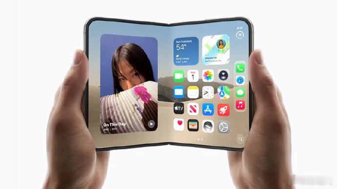 【#iPhoneDuo溢价暴跌黄牛亏损##iPhoneDuo溢价从5000跌至800#】10月16日，苹果首款可折叠手机iPhone Duo在苹果官网、Apple Store App及天猫、京东等官方直营渠道同步开启预售，10月23日正式发售。

预售紧张的供应情况催生“黄牛”市场。10月17日，山东日照手机数码商田栋从经销商那里预定了一台夜空色 ​