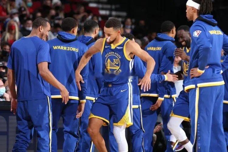 #国王vs勇士#NBA季前赛继续进行，勇士队对阵国王队，勇士队库里和格林首发出战，国王队拉文和穆雷首发出战新援本西蒙斯迎来国王队首秀，在两队过去的5次交手情况来看，勇士队2胜3负占据一定的下风，本场比赛对于双方来说，都是一场磨合阵容的比赛 ​