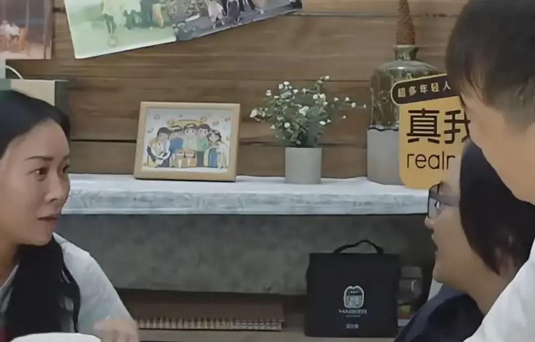 “你绝对不能去，太吓人了”

录节目时那英冷不丁问周迅浪姐有没有找过她，周迅小声说了句怕没敢去，那英立马急了，连着摆手叫她千万别去跳这个火坑

这话换别人说像是客套，那英讲出来那是真受过大罪

当年她一把年纪去蹚这趟浑水，整天在练习室里死磕唱跳，一季下来整个人生生掉了一大圈肉，哪是去当明星姐姐，纯粹