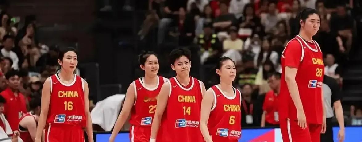 陈玉婕刚被推到中国女篮队长位置，很多人第一反应就是：怎么不是王思雨、韩旭这些更熟的面孔
可宫鲁鸣这一步，摆明了不是按资历排座位，而是要把队伍重新洗一遍
00后当队长，这事确实少见。尤其还赶在明晚就要打美国队之前，压力一下子全压到这个年轻后卫身上了
杨力维退了，杨舒予也只是短暂顶过，老一套的打法和管理