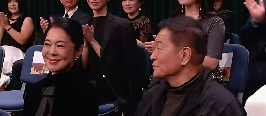 金鹰奖上看到倪萍和杨亚洲并肩坐着，有点意外。这俩人结婚二十多年了，平时几乎不公开同框，低调到我都快忘了 ​