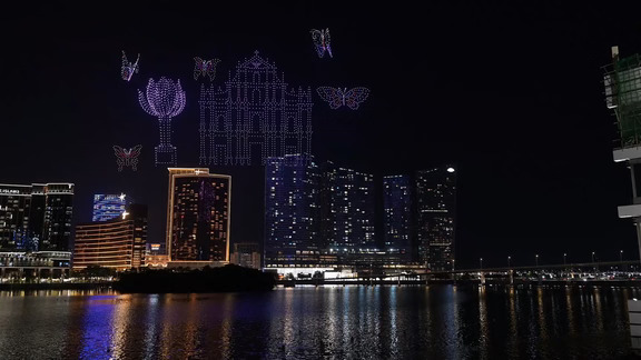 永利無人機喺夜空勾勒嘅線條，乾淨得嚟又好有力量 #永利澳门 #永利无人机表演 #永利20周年 #澳门无人机 #无人机