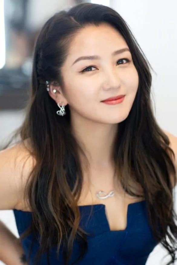 当年李宇春抱着何洁哭成泪人的名场面，谁能想到最后会彻底断送在一条查无实据的短信里。
时隔多年，何洁居然主动喊话，说现在的节目都是前菜，她跟李宇春才最该去那个让老友破冰的真人秀。
这话一出来，评论区瞬间炸锅。
事情过去太久，很多人都忘了那场荒唐的短信罗生门。
2013年何洁结婚，面对媒体直接吐