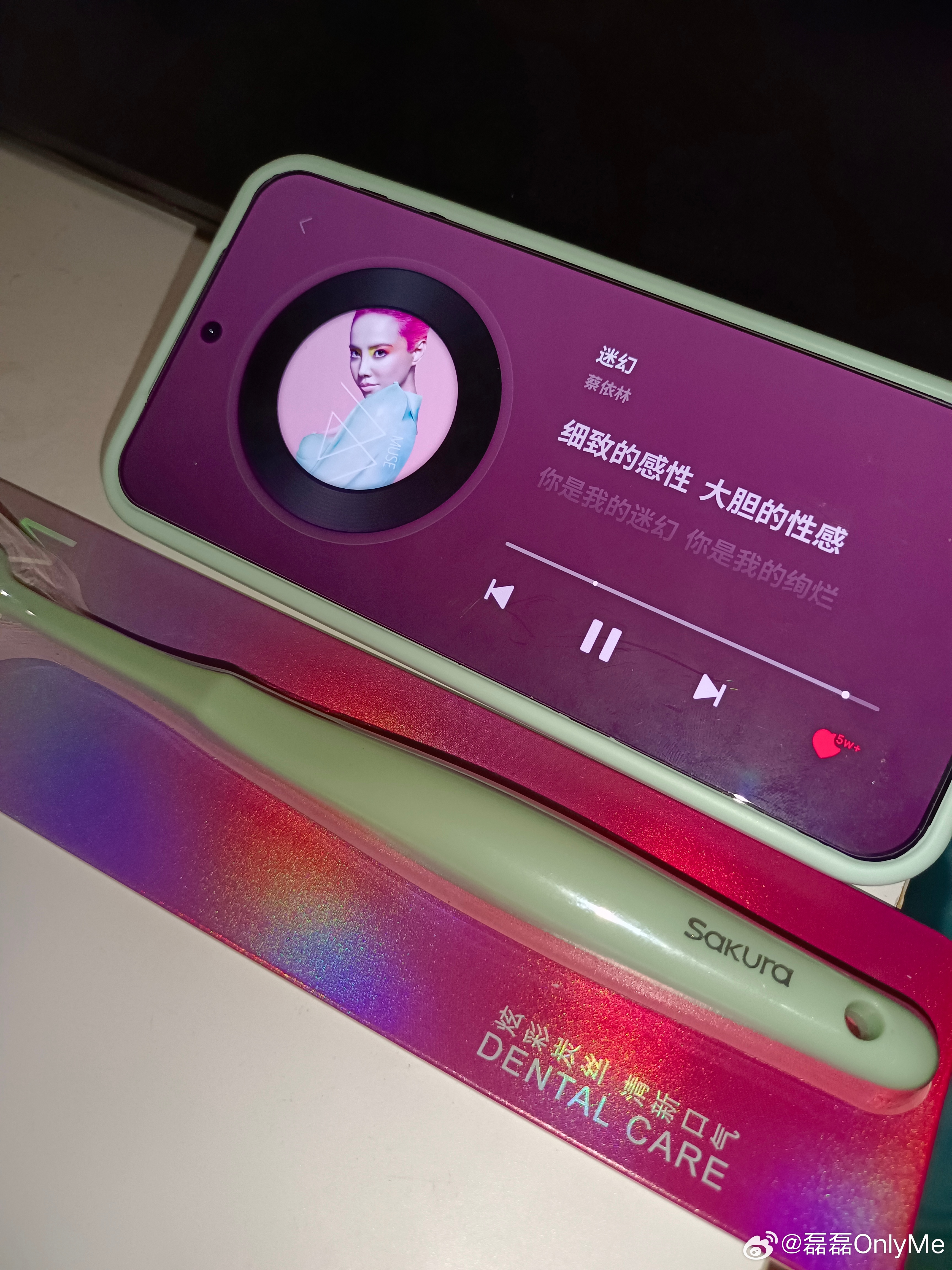 #蔡依林[超话]# 去超市买牙刷，挑了很久选了这支，回家后手机放着《迷幻》顺手把牙刷也放在一边，然后！！！惊奇的发现！！！牙刷包装的色调和《迷幻》播放器背景是一样的！！！而且牙刷颜色和我的手机壳颜色也相近，真的好搭！最最最神奇的是！这首歌唱“迷幻”、“色彩”，而牙刷包装在反光下就是这 ​