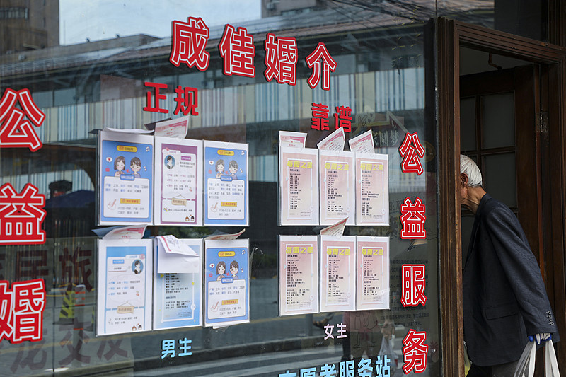 之前刷到最高检的统计，2024年1月到2025年3月，涉婚介行业的犯罪就办了1546人，真的看得人后背发凉。
不少婚介机构把本该牵红线的“甜蜜事业”做成了收割单身群体的生意，抓着大家想找靠谱伴侣的焦虑往死里薅，先抛“包成功脱单”的诱饵收几万块服务费，之后就安排婚托走