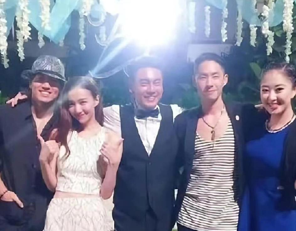 我们都被周渝民2016年缺席的那场婚礼骗了。 真正的裂痕在镜头外缝合。...