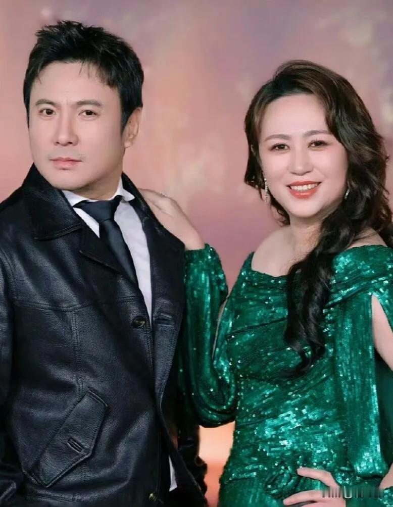 马丽：我和沈腾不用说话，就懂彼此的想法！
沈腾：没错，懂彼此怎么偷懒摆烂！
马丽：能不能聊点正经的默契！
沈腾：正经默契就是互相兜底！
马丽：这才对，关键时刻超靠谱！
沈腾：平时随便闹，工作不含糊！

马丽聊搭档默契，
沈腾搞笑破气氛

网友：搞笑又走心，神仙搭档太羡慕！